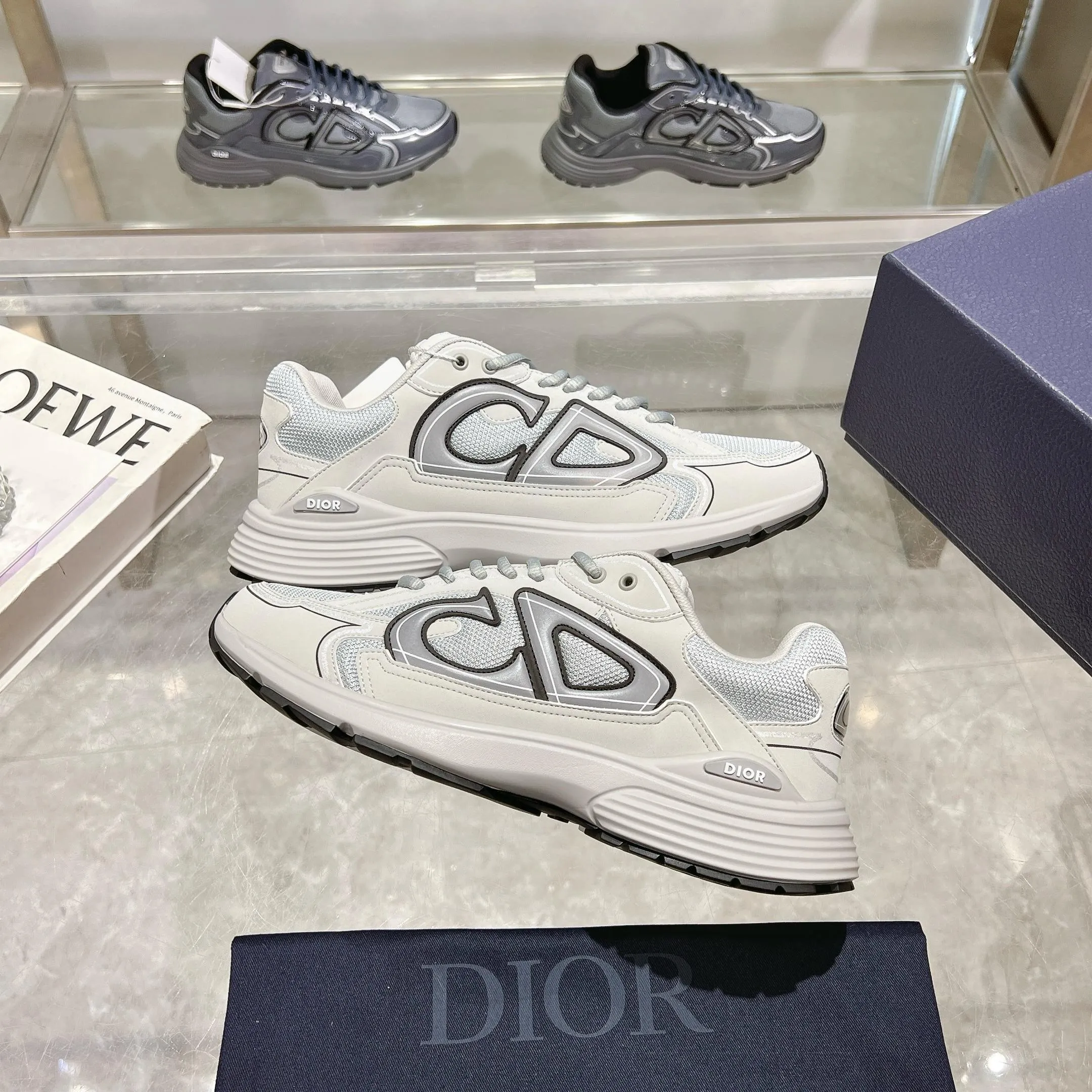 👟👟Ex-factory price 520👟👟 H612 high version B30 low-top sneakers are one of the flagship styles of this series. Crafted from mesh and technical fabrics, it's finished with a reflective 'CD30' graphic and 'DIOR B30' and 'CD30' logos on the heel and tongue. The extra-light, sculpted rubber sole adds style with signature accents, while internal stretch details create ideal comfort. Can be paired with a variety of casual looks to show a fashionable, modern and sporty style. ✅Size: 35-47 (45-46-47 customized, non-returnable and non-exchangeable) ✅Sole material: Original ultra-light IP sole ✅Packaging: Brand new counter packaging
